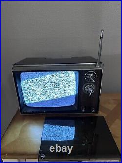 Motorola Vintage Portable TV XP2110KW 9 Solid State Electric Black And White