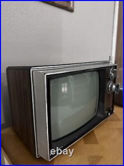 Motorola Vintage Portable TV XP2110KW 9 Solid State Electric Black And White