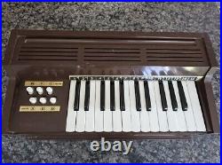 Vintage Magnus 300 Portable Electric Chord Organ w Built In Speaker Tested/Works